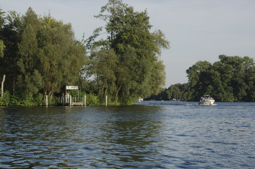 Berlin. Havel Tegelort. Anlegestelle der Fähre
9. 9. 2012. Berlin. Obere Havel. Fluss. Tegelort. Anlegestelle der Fähre
Schlüsselwörter: Anlegestelle;Berlin;Deutschland;Fluss;Germany;Havel;Obere Havel;Reinickendorf;2012;Tegelort