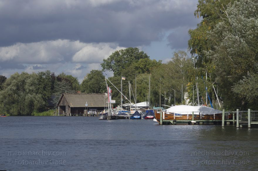 Berlin. Tegelort. Havel Bootshaus der Feuerwehr
30. 9. 2012. Berlin. Tegelort. Obere Havel. Fluss. Bootshaus der Feuerwehr
Schlüsselwörter: Berlin;Boote;Bootshaus;Deutschland;Feuerwehr;Fluss;Germany;Havel;Obere Havel;Reinickendorf;2012;Tegelort