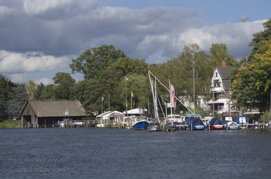 Berlin. Tegelort. Havel Bootshaus der Feuerwehr
30. 9. 2012. Berlin. Tegelort. Obere Havel. Fluss. Bootshaus der Feuerwehr
Schlüsselwörter: Berlin;Boote;Bootshaus;Deutschland;Feuerwehr;Fluss;Germany;Havel;Obere Havel;Reinickendorf;2012;Tegelort