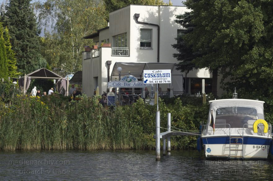 Berlin. Tegelort. Konradshöhe. Havel
30. 9. 2012. Berlin. Tegelort. Konradshöhe. Obere Havel. Fluss.
Schlüsselwörter: Berlin;Cafe Tuskulum;Deutschland;Fluss;Gastanleger;Germany;Havel;Konradshöhe;Liegeplatz;Obere Havel;Reinickendorf;2012;Tegelort
