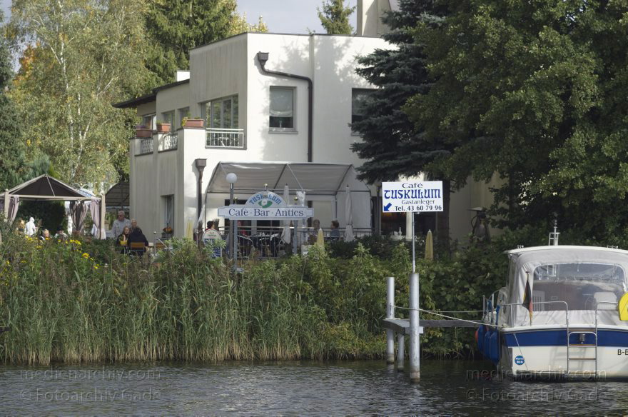 Berlin. Tegelort. Konradshöhe. Havel
30. 9. 2012. Berlin. Tegelort. Konradshöhe. Obere Havel. Fluss.
Schlüsselwörter: Berlin;Cafe Tuskulum;Deutschland;Fluss;Gastanleger;Germany;Havel;Konradshöhe;Liegeplatz;Obere Havel;Reinickendorf;2012;Tegelort