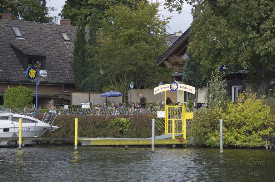 Berlin. Tegelort. Konradshöhe. Havel
30. 9. 2012. Berlin. Tegelort. Konradshöhe. Obere Havel. Fluss.
Schlüsselwörter: Berlin;Deutschland;Fluss;Gastanleger;Germany;Havel;Konradshöhe;Liegeplatz;Obere Havel;Reinickendorf;2012;Tegelort