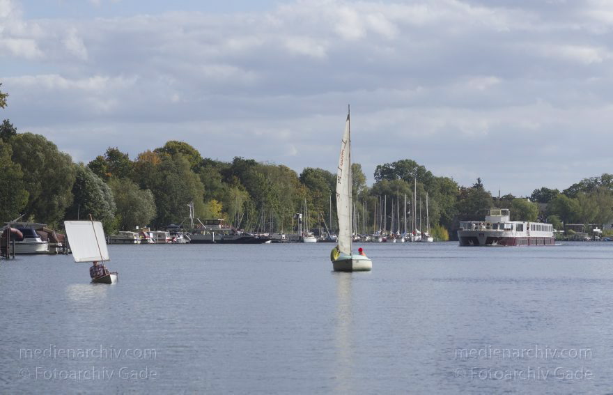 Berlin. Spandau. Havel Segelboote. Schiff
30. 9. 2012. Berlin. Spandau. Obere Havel. Fluss. Segelboote. Schiff
Schlüsselwörter: Berlin;Deutschland;Fluss;Germany;Havel;Obere Havel;Reinickendorf;Schiffe;2012;Segelboote