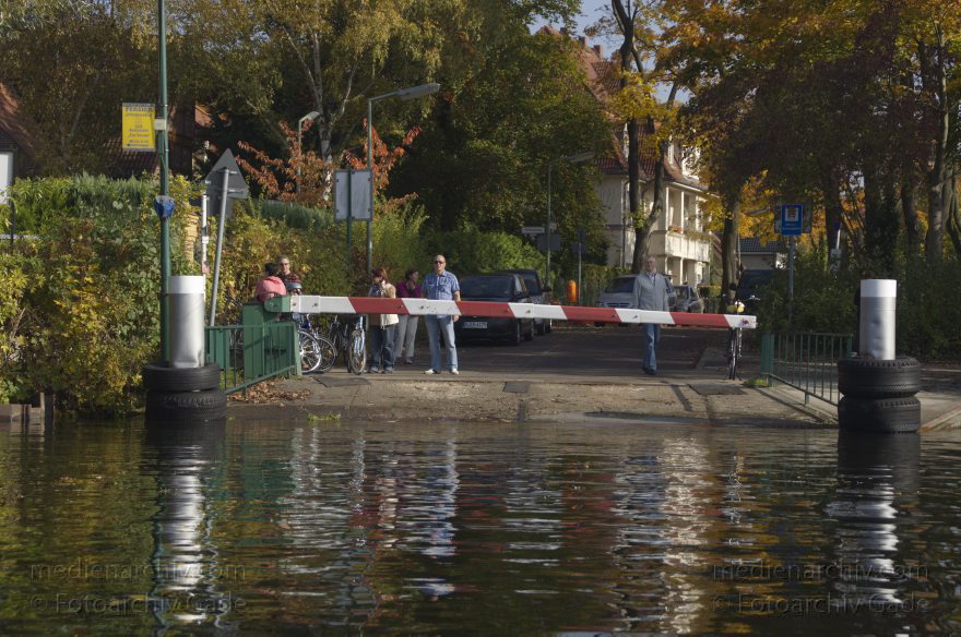 Berlin. Tegelort. Havel Schranke. Anlegestelle der Autofähre
21. 10. 2012. Berlin. Tegelort. Obere Havel. Fluss. Schranke. Anlegestelle der Autofähre
Schlüsselwörter: Berlin;Deutschland;Fluss;Germany;Havel;Obere Havel;Reinickendorf;2012;Schranke