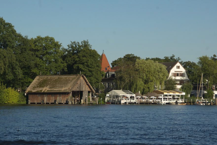 Berlin. Havel Tegelort. Restaurant Igel. Bootshaus der Berliner Feuerwehr mit Reetdach
21. 7. 2013. Berlin. Fluss Havel. Obere Havel. Tegelort. Restaurant Igel. Bootshaus der Berliner Feuerwehr mit Reetdach
Schlüsselwörter: Berlin;Bootshaus;Fluss;Germany;Havel;Obere Havel;Reetdach;Reinickendorf;2013;River
