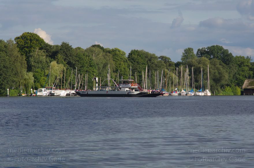 Berlin. Obere Havel zwischen Spandau und Tegel. Autofähre Hol Über III
12. 8. 2012. Berlin. Obere Havel zwischen Spandau und Tegel. Fluss. Autofähre Hol Über III
Schlüsselwörter: Berlin;Deutschland;Fluss;Fähre;Germany;Havel;Obere Havel;2012;Spandau