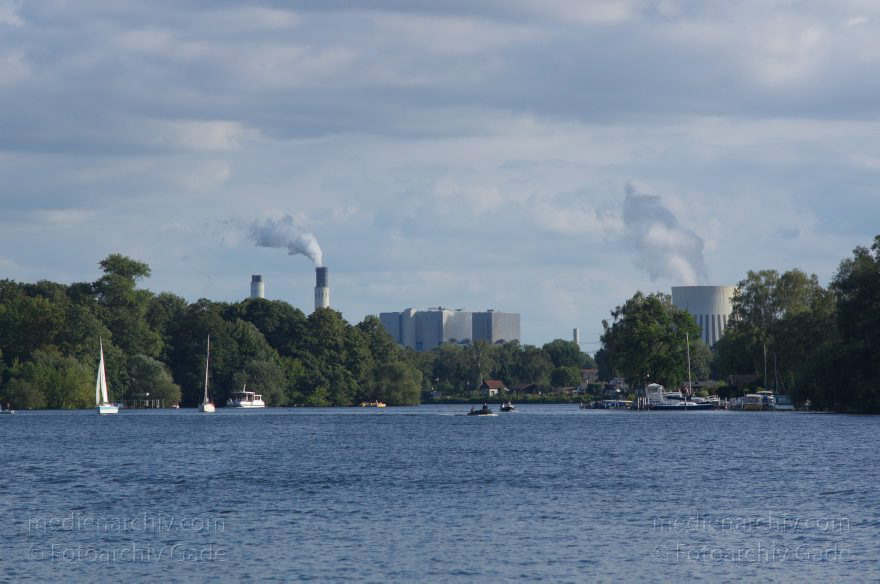 Berlin. Spandau. Havel Hinten: Heizkraftwerk Reuter
1. 9. 2012. Berlin. Spandau. Obere Havel. Fluss. Hinten: Heizkraftwerk Reuter
Schlüsselwörter: Berlin;Deutschland;Fluss;Germany;Havel;Heizkraftwerk Reuter;Kraftwerk;Obere Havel;2012;Spandau
