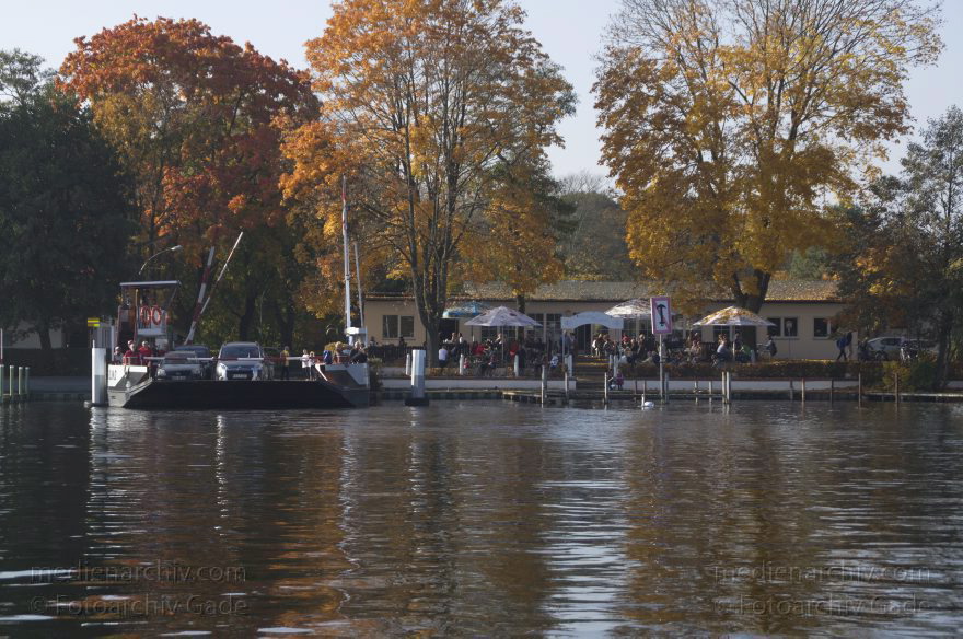 Berlin. Havel Fährhaus Spandau an der Autofähre.
21. 10. 2012. Berlin. Obere Havel. Fluss. Fährhaus Spandau an der Autofähre.
Schlüsselwörter: Autofähre;Berlin;Deutschland;Fluss;Fährhaus Spandau;Germany;Havel;Obere Havel;2012;Restaurant