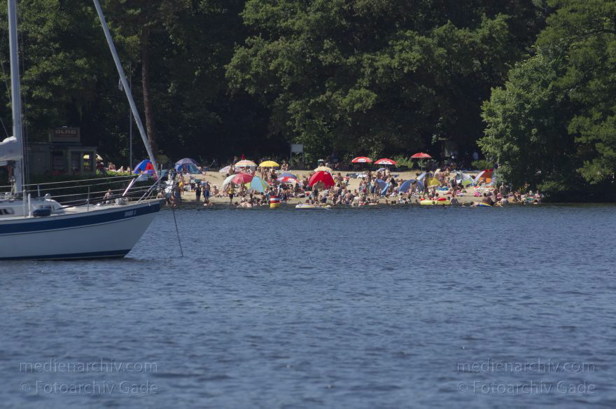 Berlin. Havel Strandbad beim Jadghaus Spandau
21. 7. 2013. Berlin. Fluss Havel. Obere Havel. Strandbad beim Jadghaus Spandau
Schlüsselwörter: Berlin;Boote;Fluss;Germany;Havel;Obere Havel;River;Spandau;Strandbad;2013;Wassersport