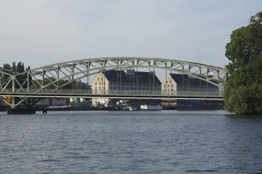 Berlin. Spandau. Eiswerderbrücke über dem Fluss Havel
14. 9. 2013. Berlin. Spandau. Eiswerderbrücke über dem Fluss Havel
Schlüsselwörter: Berlin;Eiswerderbrücke;Fluss;Germany;Havel;2013;Spandau