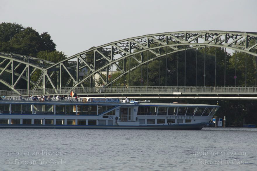 Berlin. Spandau. Eiswerderbrücke über dem Fluss Havel
14. 9. 2013. Berlin. Spandau. Eiswerderbrücke über dem Fluss Havel. Fahrgastschiff. Der Ausflugsdampfer Havelstern paßt knapp unter die Brücke
Schlüsselwörter: Ausflugsdampfer;Berlin;Eiswerderbrücke;Fahrgastschiff;Fluss;Germany;Havel;Havelstern;2013;Spandau