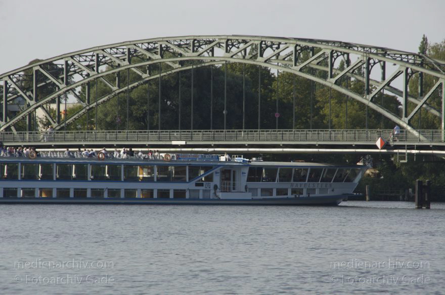 Berlin. Spandau. Eiswerderbrücke über dem Fluss Havel
14. 9. 2013. Berlin. Spandau. Eiswerderbrücke über dem Fluss Havel. Fahrgastschiff. Der Ausflugsdampfer Havelstern paßt knapp unter die Brücke
Schlüsselwörter: Ausflugsdampfer;Berlin;Eiswerderbrücke;Fahrgastschiff;Fluss;Germany;Havel;Havelstern;2013;Spandau
