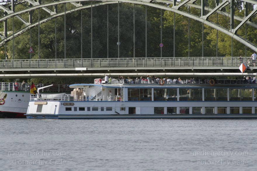 Berlin. Spandau. Eiswerderbrücke über dem Fluss Havel
14. 9. 2013. Berlin. Spandau. Eiswerderbrücke über dem Fluss Havel. Fahrgastschiff. Der Ausflugsdampfer Havelstern paßt knapp unter die Brücke
Schlüsselwörter: Ausflugsdampfer;Berlin;Eiswerderbrücke;Fahrgastschiff;Fluss;Germany;Havel;Havelstern;2013;Spandau