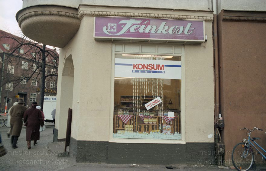 Berlin. Köpenick. Konsum Feinkost
18. Januar 1991. Berlin. Köpenick. Konsum Feinkost
Schlüsselwörter: Berlin;Deutschland;Germany;1991;Köpenick