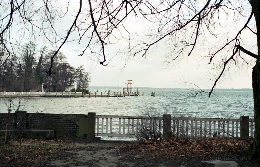 Berlin. Köpenick. Müggelsee
18. Januar 1991. Berlin. Köpenick. Müggelsee
Schlüsselwörter: Berlin;Deutschland;Germany;Köpenick;1991;Müggelsee