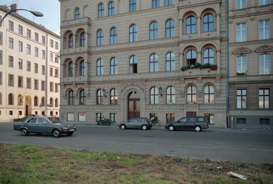Berlin. Kreuzberg. Sebastianstraße
16. 10. 1994. Berlin. Kreuzberg. Sebastianstraße
Schlüsselwörter: Berlin;Bethaniendamm;Deutschland;Germany;Kreuzberg;1994;Sebastianstraße