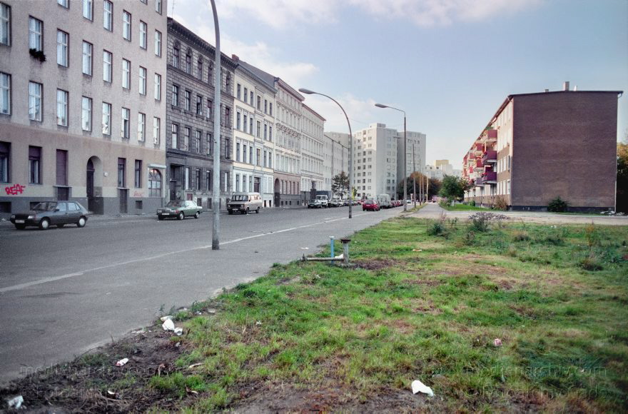Berlin. Kreuzberg. Sebastianstraße
16. 10. 1994. Berlin. Kreuzberg. Sebastianstraße
Schlüsselwörter: Berlin;Bethaniendamm;Deutschland;Germany;Kreuzberg;1994;Sebastianstraße