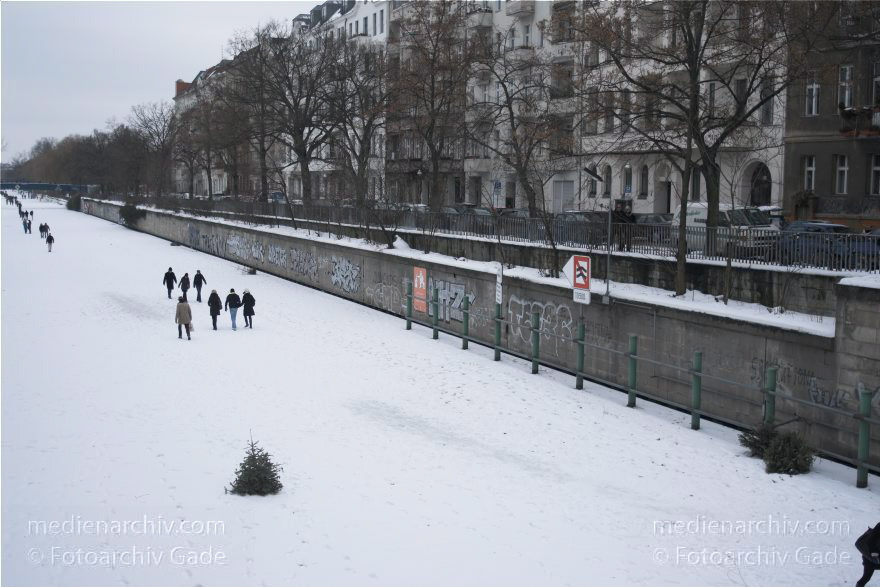 Berlin. Kreuzberg. Der Landwehrkanal am Heckmannufer ist zugefroren
31. 1. 2010. Berlin. Kreuzberg. Der Landwehrkanal am Heckmannufer ist zugefroren. Winter. Leute laufen auf dem Eis.
Schlüsselwörter: Berlin;Deutschland;Eis;Germany;Heckmannufer;Kanal;Kreuzberg;Landwehrkanal;Schnee;2010;Winter