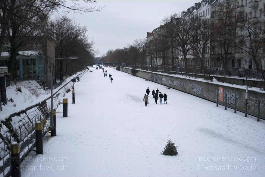 Berlin. Kreuzberg. Der Landwehrkanal am Heckmannufer ist zugefroren
16. 2. 2010. Berlin. Kreuzberg. Der Landwehrkanal am Heckmannufer ist zugefroren. Winter. Leute laufen auf dem Eis.
Schlüsselwörter: Berlin;Deutschland;Eis;Germany;Heckmannufer;Kanal;Kreuzberg;Landwehrkanal;Schnee;2010;Winter
