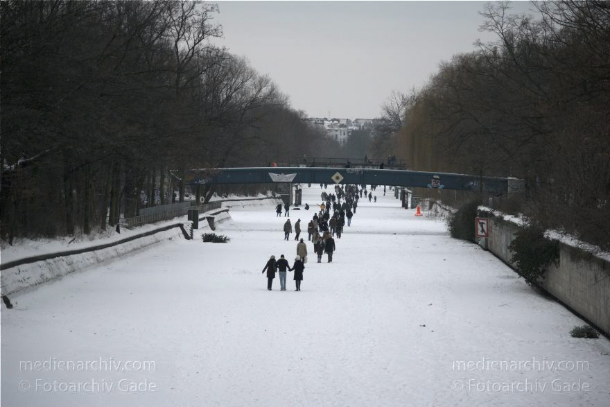 Berlin. Kreuzberg. Der Landwehrkanal am Heckmannufer ist zugefroren
31. 1. 2010. Berlin. Kreuzberg. Der Landwehrkanal am Heckmannufer ist zugefroren. Winter. Leute laufen auf dem Eis.
Schlüsselwörter: Berlin;Deutschland;Eis;Germany;Heckmannufer;Kanal;Kreuzberg;Landwehrkanal;Schnee;2010;Winter