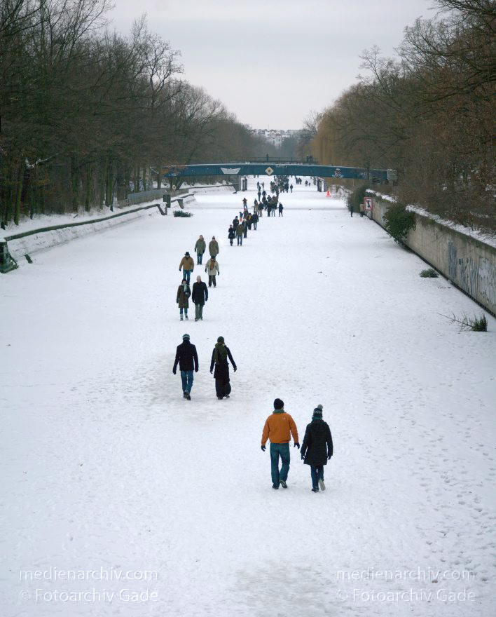 Berlin. Kreuzberg. Der Landwehrkanal am Heckmannufer ist zugefroren
31. 1. 2010. Berlin. Kreuzberg. Der Landwehrkanal am Heckmannufer ist zugefroren. Winter. Leute laufen auf dem Eis. (Composing aus mehreren Einzelfotos)
Schlüsselwörter: Berlin;Deutschland;Eis;Germany;Heckmannufer;Kreuzberg;Landwerkanal;Schnee;2010;Winter