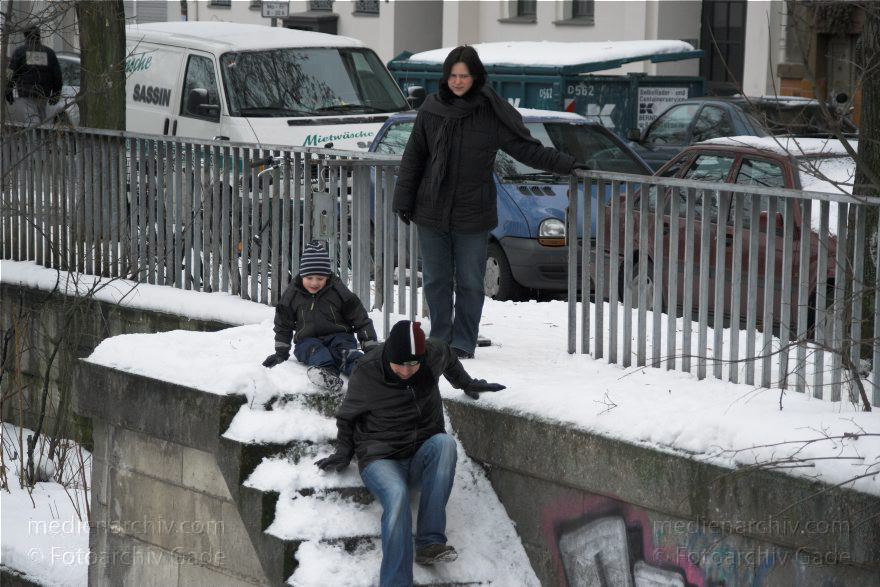 Berlin. Kreuzberg. Der Landwehrkanal am Heckmannufer ist zugefroren
31. 1. 2010. Berlin. Kreuzberg. Der Landwehrkanal am Heckmannufer ist zugefroren. Winter. Leute laufen auf dem Eis. Rutschpartie auf einer glatten Treppe.
Schlüsselwörter: Berlin;Deutschland;Eis;Germany;Heckmannufer;Kanal;Kreuzberg;Landwehrkanal;Schnee;Treppe;2010;Winter