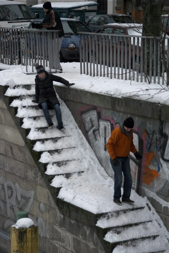 Berlin. Kreuzberg. Der Landwehrkanal am Heckmannufer ist zugefroren
31. 1. 2010. Berlin. Kreuzberg. Der Landwehrkanal am Heckmannufer ist zugefroren. Winter. Leute laufen auf dem Eis. Rutschpartie auf einer glatten Treppe.
Schlüsselwörter: Berlin;Deutschland;Eis;Germany;Heckmannufer;Kanal;Kreuzberg;Landwehrkanal;Schnee;Treppe;2010;Winter