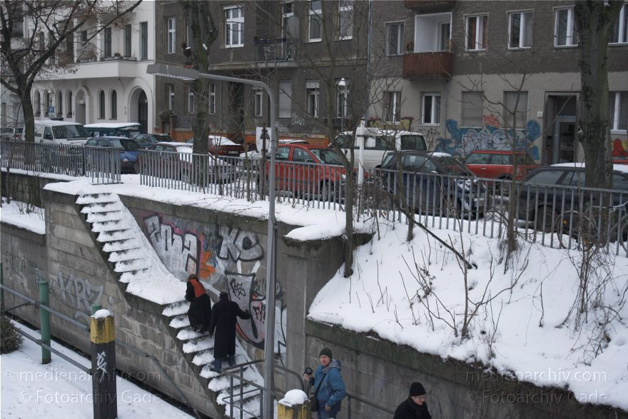 Berlin. Kreuzberg. Der Landwehrkanal am Heckmannufer ist zugefroren
31. 1. 2010. Berlin. Kreuzberg. Der Landwehrkanal am Heckmannufer ist zugefroren. Winter. Leute laufen auf dem Eis.
Schlüsselwörter: Berlin;Deutschland;Eis;Germany;Heckmannufer;Kanal;Kreuzberg;Landwehrkanal;Schnee;2010;Winter