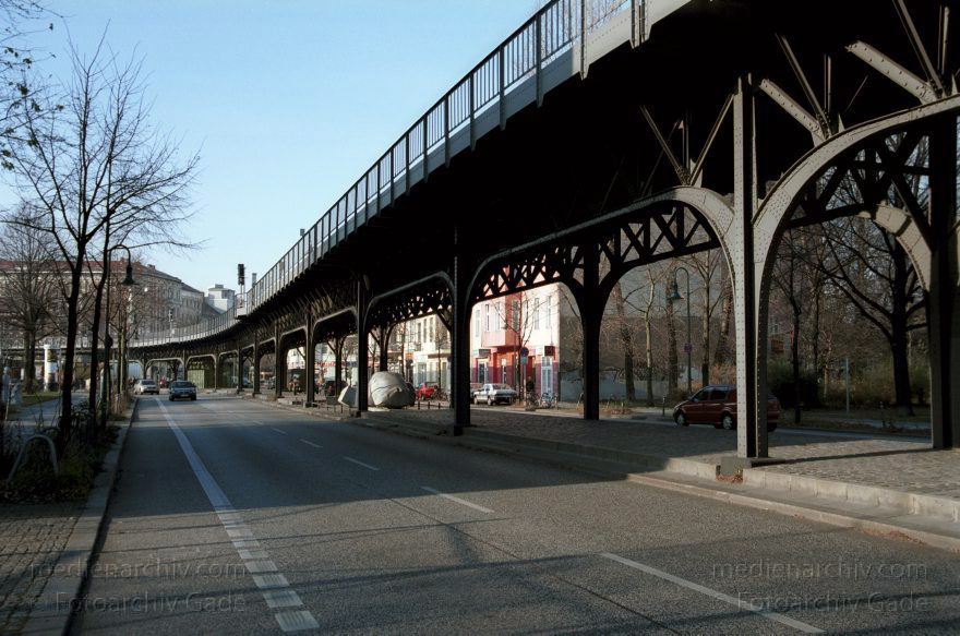 Berlin. Kreuzberg. Schlesisches Tor. Oberbaumstrasse. Erhöht gebaute U-Bahngleise
November 2002. Berlin. Kreuzberg. Schlesisches Tor. Oberbaumstrasse. Die erhöht gebaute U-Bahngleise prägen die Strassenszene.
Schlüsselwörter: Berlin;Deutschland;Germany;Hochbahn;Kreuzberg;Oberbaumstraße;2002;U-Bahn