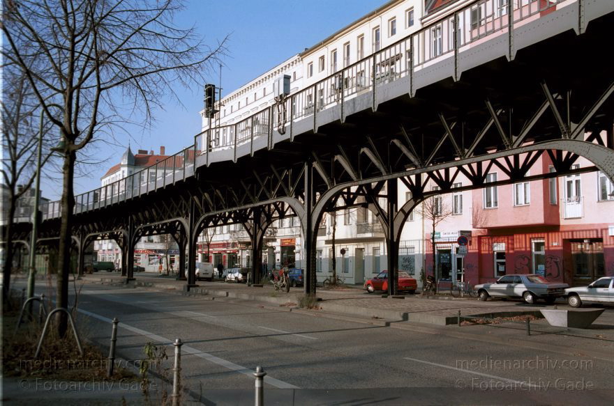 Berlin. Kreuzberg. Schlesisches Tor. Oberbaumstrasse. Erhöht gebaute U-Bahngleise
November 2002. Berlin. Kreuzberg. Schlesisches Tor. Oberbaumstrasse. Die erhöht gebaute U-Bahngleise prägen die Strassenszene.
Schlüsselwörter: Berlin;Deutschland;Germany;Hochbahn;Kreuzberg;Oberbaumstraße;2002;U-Bahn