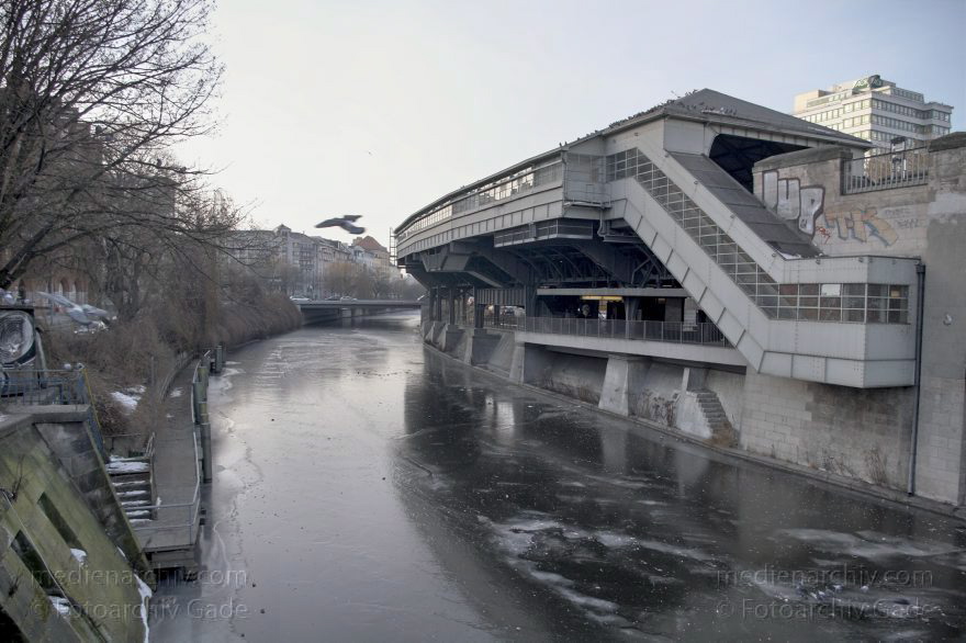 Berlin. Kreuzberg. Winter. Hallesches Tor. Landwehrkanal an der U-Bahnhof
29. 1. 2006. Berlin. Kreuzberg. Winter. Hallesches Tor. Landwehrkanal an der U-Bahnhof. Zugefrorener Landwehrkanal.
Schlüsselwörter: Berlin;Deutschland;Eis;Germany;Hallesches Tor;Kreuzberg;Landwehrkanal;2006;Winter