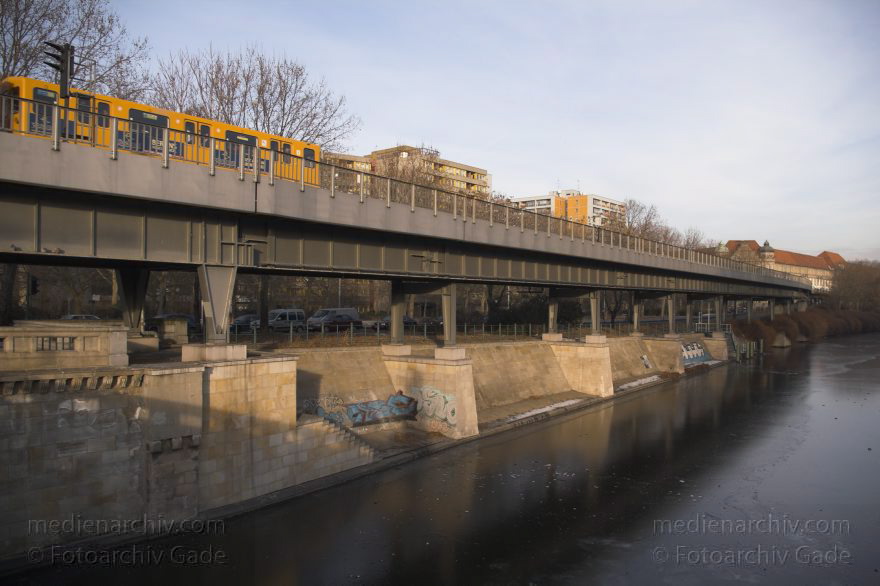 Berlin. Kreuzberg. Winter. Zugefrorener Landwehrkanal. U-Bahngleise.
29. 1. 2006. Berlin. Kreuzberg. Winter. Zugefrorener Landwehrkanal. U-Bahngleise.
Schlüsselwörter: Berlin;Deutschland;Eis;Germany;Hochbahn;Kreuzberg;Landwehrkanal;Spree;U-Bahn;2006;Winter