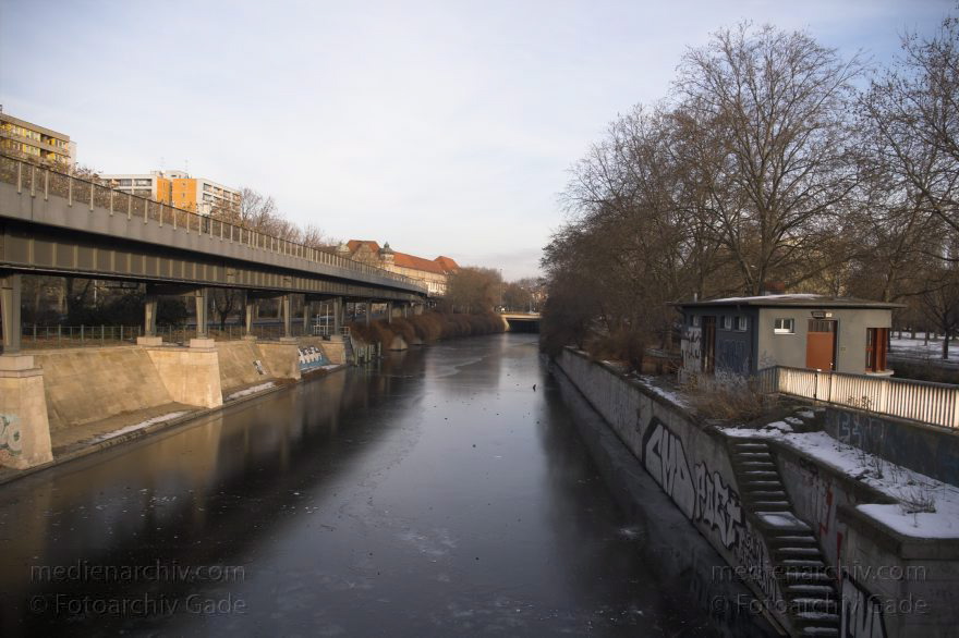 Berlin. Kreuzberg. Winter. Zugefrorener Landwehrkanal. U-Bahngleise.
29. 1. 2006. Berlin. Kreuzberg. Winter. Zugefrorener Landwehrkanal. U-Bahngleise.
Schlüsselwörter: Berlin;Deutschland;Eis;Germany;Hochbahn;Kreuzberg;Landwehrkanal;Spree;U-Bahn;2006;Winter