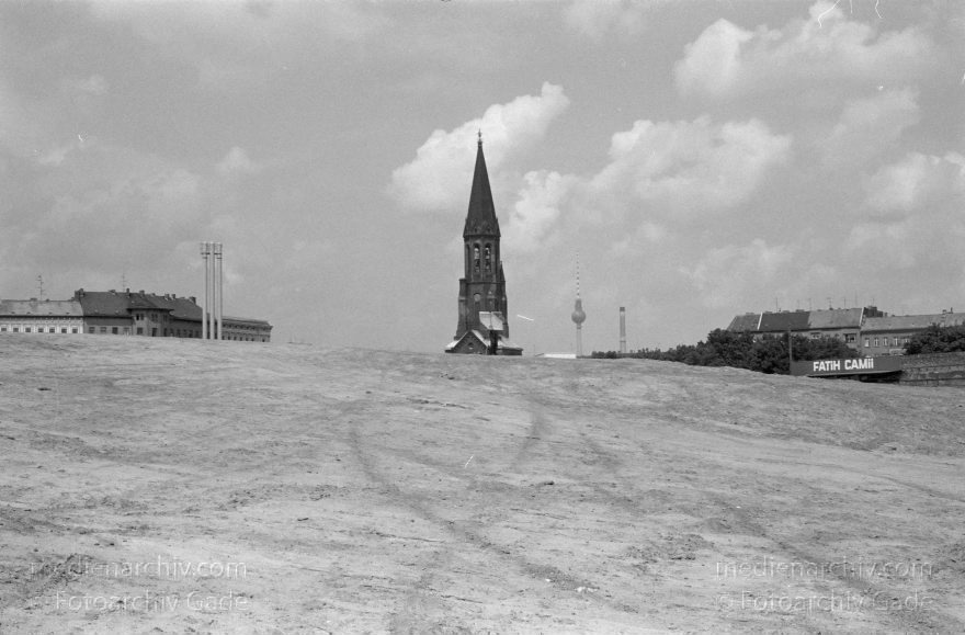 Berlin. Kreuzberg.
6. 6. 1987. Berlin. Kreuzberg.
Schlüsselwörter: Berlin;Deutschland;Germany;1987;Kreuzberg