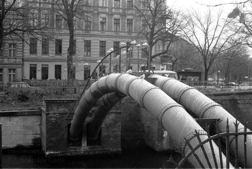 Berlin. Kreuzberg. Rohre über dem Landwehrkanal
Oktober 1988. Berlin. Kreuzberg. Rohre über dem Landwehrkanal. Brücke
Schlüsselwörter: Berlin;Brücke;Deutschland;Germany;Kreuzberg;Landwehrkanal;1988;Rohre