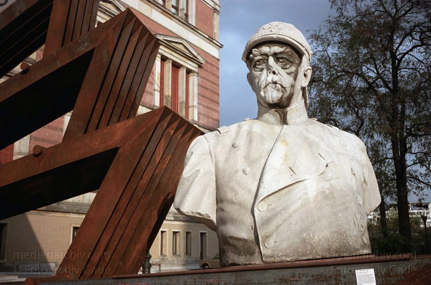 Berlin. Kreuzberg. Bismarck Ausstellung im Martin Gropius Bau.
9. November 1990. Berlin. Kreuzberg. Bismarck Ausstellung im Martin Gropius Bau.
Schlüsselwörter: Berlin;Deutschland;Germany;1990;Kreuzberg