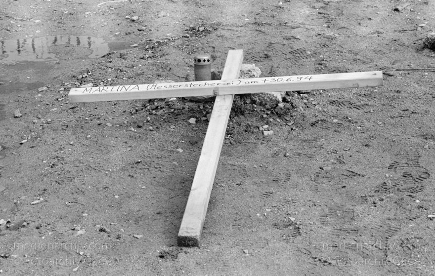 Berlin. Kreuzberg. Gedenkkreuz
Februar 1995. Berlin. Kreuzberg. Gedenkkreuz für eine Martina. die in einer Messerstecherei getötet wurde.
Schlüsselwörter: Berlin;Deutschland;Gedenkkreuz;Germany;Kreuzberg;Messerstecherei;1995;Mord