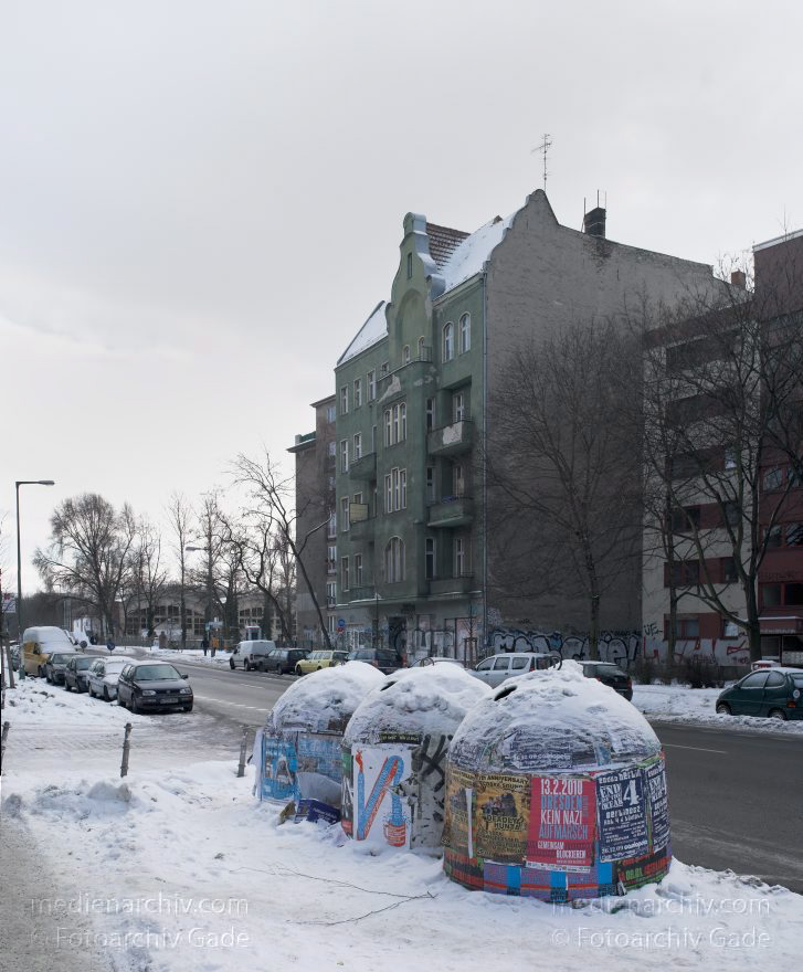 Berlin. Kreuzberg. Schlesischestraße. Glascontainer. Winter. Schnee. (Composing aus mehreren Einzelbildern)
31. 1. 2010. Berlin. Kreuzberg. Schlesische Straße. Glascontainer. Winter. Schnee. (Composing aus mehreren Einzelbildern)
Schlüsselwörter: Berlin;Deutschland;Germany;Kreuzberg;Schlesische Straße;Schnee;2010;Winter