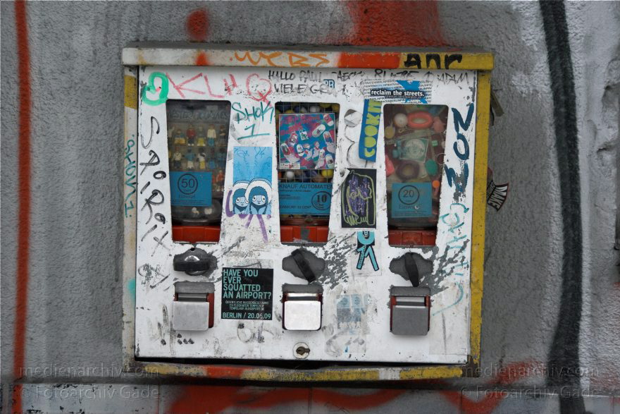 Berlin. Kreuzberg. Puschkinallee. Kaugummiautomat
31. 1. 2010. Berlin. Kreuzberg. Puschkinallee. Kaugummiautomat
Schlüsselwörter: Berlin;Deutschland;Germany;Kaugummiautomat;Kreuzberg;2010;Puschkinallee