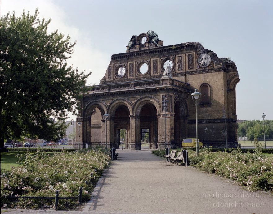 umBerlin. Kreuzberg. Ruine des Anhalter Bahnhofs.
um 1990. Berlin. Kreuzberg. Ruine des Anhalter Bahnhofs.
Schlüsselwörter: Anhalter Bahnhof;Berlin;Deutschland;Eisenbahn;Gelände;Germany;1990;Kreuzberg