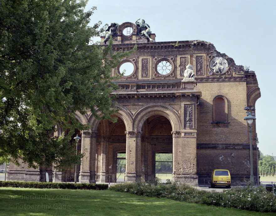 umBerlin. Kreuzberg. Ruine des Anhalter Bahnhofs.
um 1990. Berlin. Kreuzberg. Ruine des Anhalter Bahnhofs.
Schlüsselwörter: Anhalter Bahnhof;Berlin;Deutschland;Eisenbahn;Gelände;Germany;1990;Kreuzberg