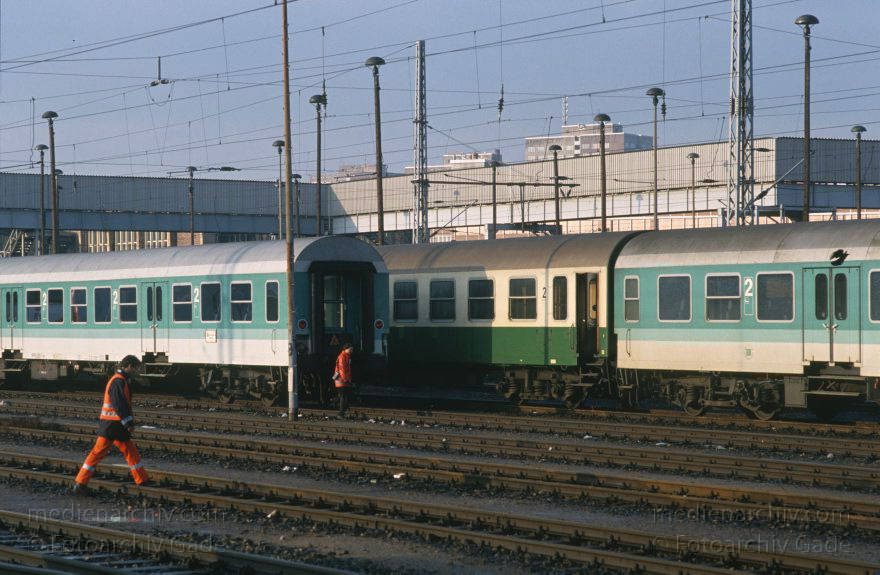 Berlin. Lichtenberg. Bahnhof. Eisenbahn. Schienenverkehr. Zug. Gleise
1994. Berlin. Lichtenberg. Bahnhof. Eisenbahn. Schienenverkehr. Zug. Gleise
Schlüsselwörter: Bahnhof;Berlin;Deutschland;Eisenbahn;Germany;Gleise;Lichtenberg;Schienenverkehr;1994;Zug