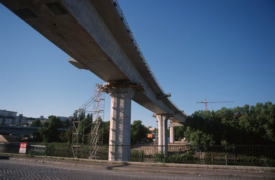 Berlin. Bau einer Eisenbahnbrücke über den Berliner-Spandauer-Schifffahrtskanal
18. 4. 1999. Berlin. Mitte. Moabit. Bau einer Eisenbahnbrücke über den Berlin-Spandauer Schifffahrtskanal. Friedrich-Krause-Ufer
Schlüsselwörter: Berlin;Brücke;Deutschland;Eisenbahnbrücke;Germany;Mitte;Moabit;Tiergarten;1999;Wedding