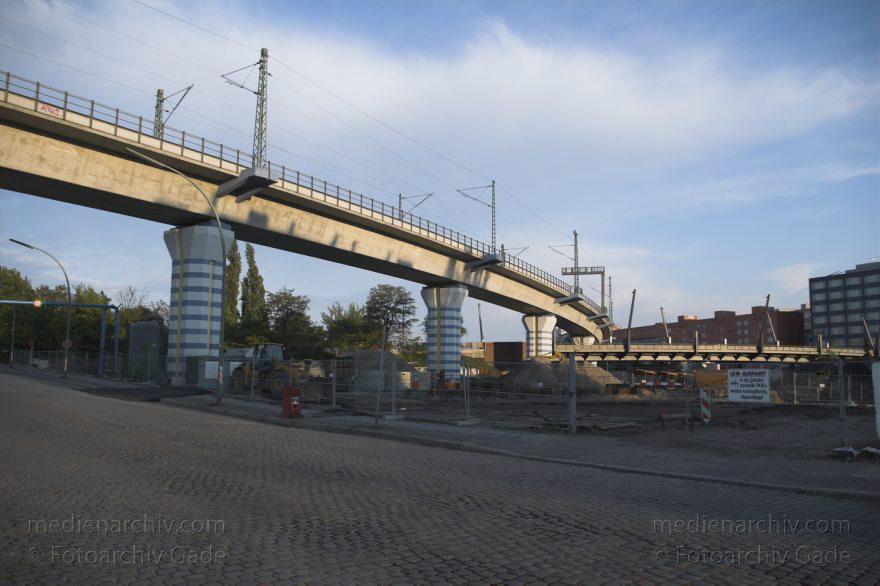 Berlin. Moabit. Eisenbahnbrücke über einer Baustelle am Friedrich-Krause-Ufer
15. 5. 2005. Berlin. Mitte. Moabit. Eisenbahnbrücke über einer Baustelle am Friedrich-Krause-Ufer
Schlüsselwörter: Berlin;Brücke;Deutschland;Eisenbahnbrücke;Friedrich-Krause-Ufer;Germany;Mitte;Moabit;S-Bahnbrücke;2005;Tiergarten