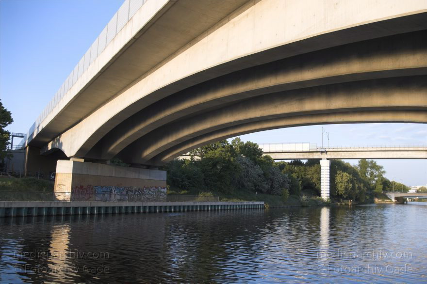 Berlin. Moabit. Friedrich-Krause-Ufer. S-Bahnbrücke über den Berliner-Spandauer-Schiffahrtskanal,
15. 5. 2005. Berlin. Mitte. Moabit. Friedrich-Krause-Ufer. S-Bahnbrücke über den Berlin-Spandauer-Schiffahrtskanal,
Schlüsselwörter: Berlin;Berlin-Spandauer-Schiffahrtskanal;Brücke;Deutschland;Friedrich-Krause-Ufer;Germany;Mitte;Moabit;S-Bahnbrücke;Tiergarten;2005;Wedding
