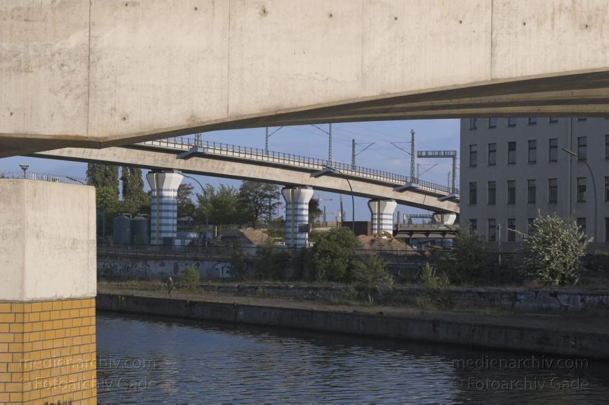 Berlin. Bau einer Eisenbahnbrücke über den Berliner-Spandauer-Schifffahrtskanal
15. 5. 2005. Berlin. Mitte. Eisenbahnbrücke über dem Berlin-Spandauer Schifffahrtskanal. links: Wedding. rechts: Moabit
Schlüsselwörter: Berlin;Brücke;Deutschland;Eisenbahnbrücke;Friedrich-Krause-Ufer;Germany;Mitte;Moabit;S-Bahnbrücke;2005;Tiergarten