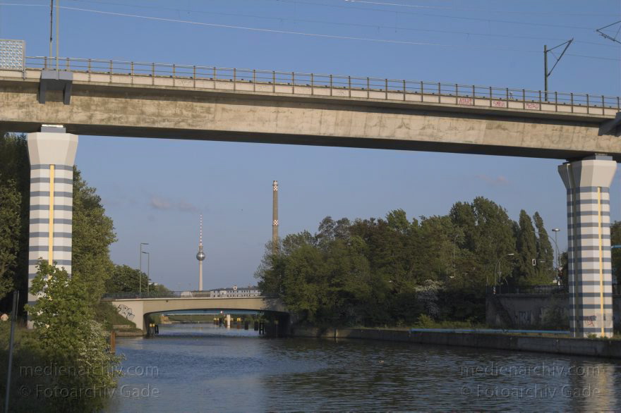 Berlin. Bau einer Eisenbahnbrücke über den Berliner-Spandauer-Schifffahrtskanal
15. 5. 2005. Berlin. Mitte. Eisenbahnbrücke über dem Berlin-Spandauer Schifffahrtskanal. links: Wedding. rechts: Moabit
Schlüsselwörter: Berlin;Brücke;Deutschland;Eisenbahnbrücke;Friedrich-Krause-Ufer;Germany;Mitte;Moabit;S-Bahnbrücke;2005;Tiergarten