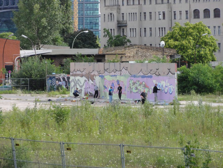 Berlin. Moabit. Gelände an der Heidestraße. Graffitysprayer besprühen eine Wand
24. 7. 2011. Berlin. Mitte. Moabit. Gelände an der Heidestraße. Graffitysprayer besprühen eine Wand
Schlüsselwörter: Berlin;Deutschland;Germany;Graffity;Heidestraße;Mitte;Moabit;2011;Tiergarten