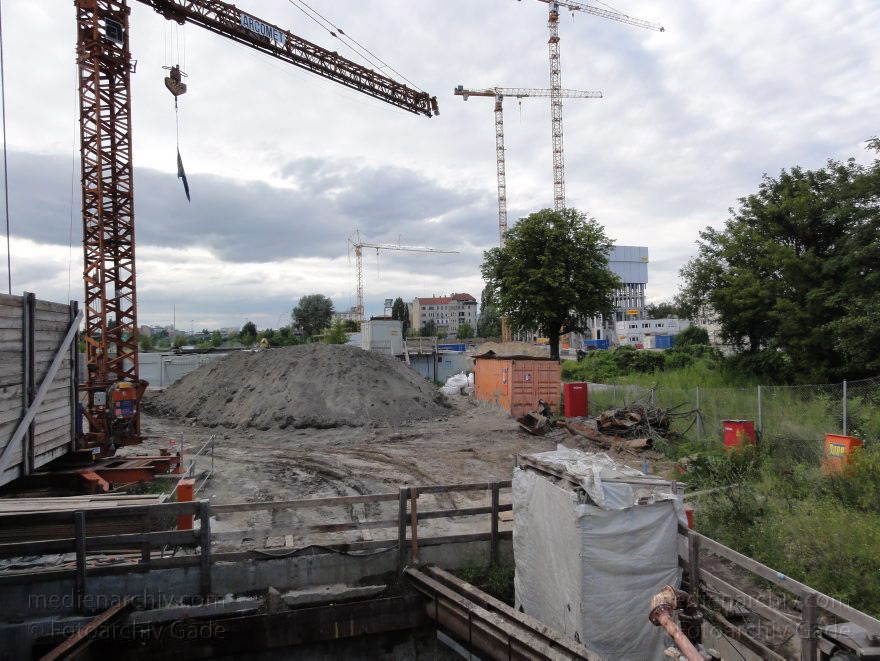 Berlin. Moabit. Baustelle zwischen Minna-Cauer-Straße und Heidestraße
24. 7. 2011. Berlin. Mitte. Moabit. Baustelle zwischen Minna-Cauer-Straße und Heidestraße
Schlüsselwörter: Baustelle;Berlin;Deutschland;Germany;Heidestraße;Minna-Cauer-straße;Mitte;Moabit;2011;Tiergarten