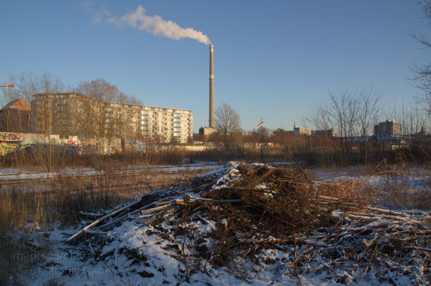 Berlin. Moabit. Heidestraße. Heizkraftwerk Mitte. rauchender Schornstein
7. 12. 2012. Berlin. Mitte. Moabit. Heidestraße. Heizkraftwerk Mitte. rauchender Schornstein
Schlüsselwörter: Berlin;Deutschland;Germany;Heidestraße;Heizkraftwerk Mitte;Mitte;Moabit;Qualm;Rauch;Schornstein;2012;Tiergarten